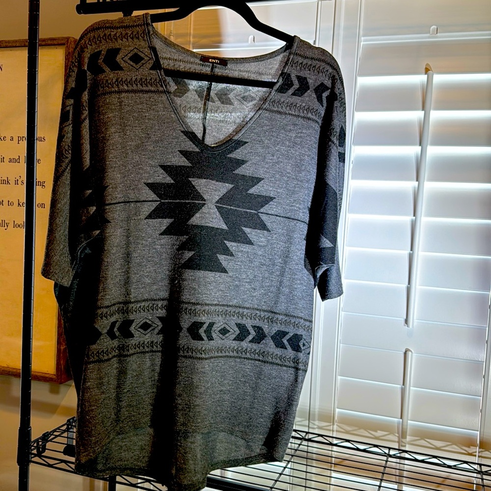 Gray shirt size size small but it fits like a medium to large
